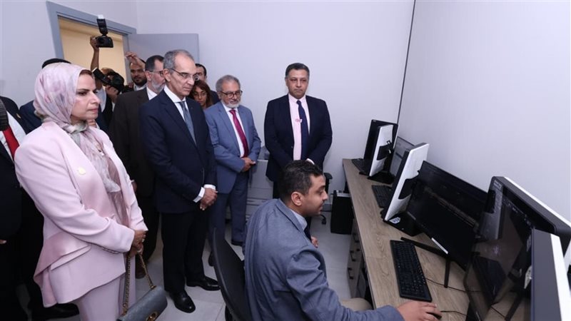 وزير الاتصالات خلال