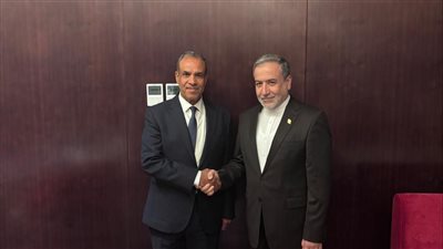وزير الخارجية يبحث مع نظيره الإيراني تعزيز العلاقات الثنائية 