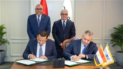 اقتصادية قناة السويس توقع عقد مشروعين مع تحالف 
