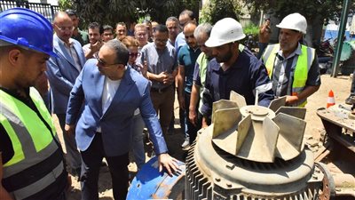 محافظ أسيوط يوجه بتصنيع قطع غيار محلية لإصلاح محطة مياه المثلث (صور) 