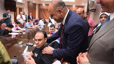 محمد جبران يسلم عقود عمل لذوي الهمم في القليوبية