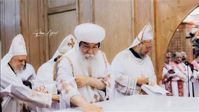 الأنبا مكاريوس يدشن مذبحا جديدا بكنيسة السيدة العذراء