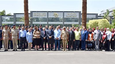 القوات المسلحة تنظم زيارة لوفد إعلامي وطلابي للشركة العربية العالمية للبصريات