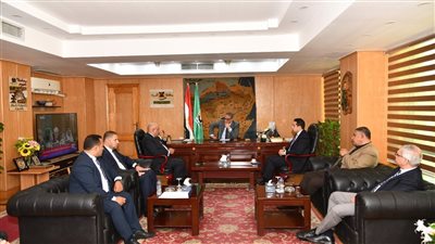 محافظ الفيوم يبحث مع هيئة الاستثمار إنشاء مجمع صناعي للملابس الجاهزة بـ كوم أوشيم