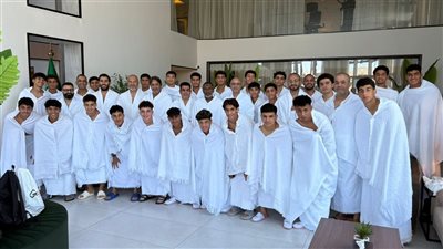 بعثة منتخب الناشئين تؤدي مناسك العمرة قبل انطلاق بطولة كأس الخليج
