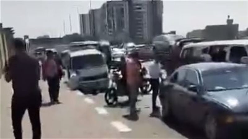 تصادم 3 سيارات بمحور