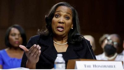 بشكل فوري، ترامب يطيح بعضوة 