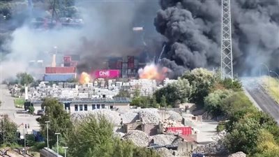 انفجارات متتالية تهز ميناء هامبورج الألماني والحرائق تلتهم المستودعات (فيديو)