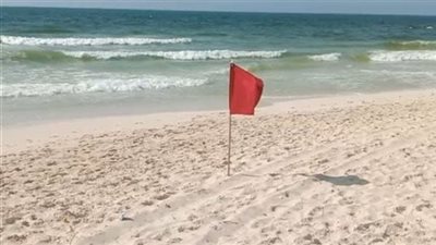 خطر الموت، رفع الرايات الحمراء بشاطئ جمصة ومناشدة عاجلة للمصطافين 