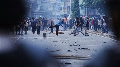 آلاف الطلاب يشتبكون مع الشرطة احتجاجا على 