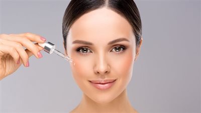 بمكونات بسيطة، احصلي على سيروم طبيعي لتفتيح البشرة ومقاومة التجاعيد 