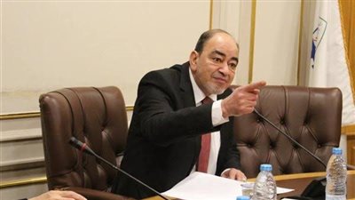 قطاع المستلزمات الطبية على صفيح ساخن بسبب أزمة المديونيات.. الشعبة ترفع مذكرة عاجلة لرئيس الوزراء.. إسماعيل عبده: هيئة الشراء الموحد لم تلتزم بتعهداتها.. وتوقف عدد كبير من خطوط الإنتاج