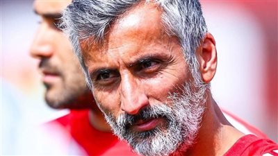 ريبيرو يراجع خطة مباراة بيراميدز مع لاعبي الأهلي 