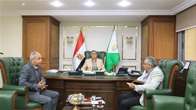محافظ الجيزة يلتقي مساعد وزير الصحة لبحث دعم وتطوير المنشآت الطبية