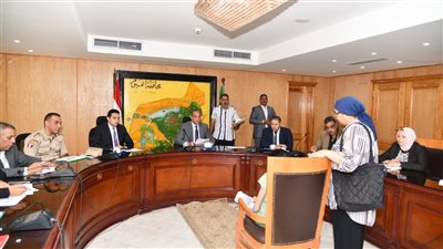 خلال لقائه بالمواطنين، محافظ الفيوم يوجه بتوفير أكشاك وعلاج مجاني لغير القادرين 