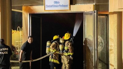 حريق صخم يلتهم نصف مبنى البرلمان في جزر مارشال