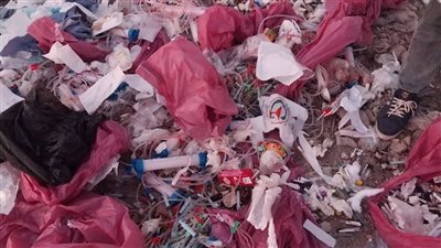 إزالة نفايات طبية خطرة لمركز غسيل كلوي ملقاة على الطريق بالفيوم (صور)