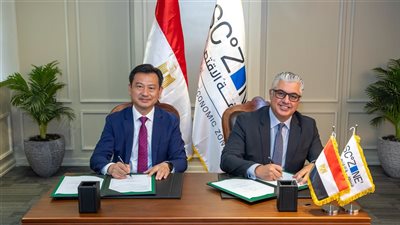 رئيس اقتصادية قناة السويس يوقع عقد إنشاء مصنع صيني للمنسوجات والملابس الجاهزة 