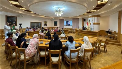 تأثير الفن فى المجتمع على طاولة 