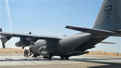 وصول طائرة مساعدات سعودية لغزة إلى مطار العريش الدولي 