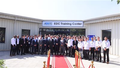  وزير العمل يسلم 97 شهادة لخريجي دورات التدريب المجانية في مجالات الخدمات البترولية