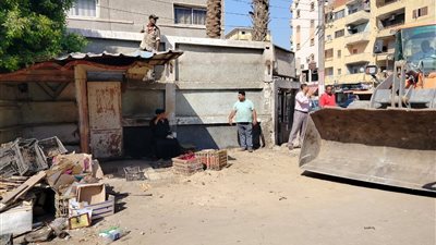 حملة لإزالة الأكشاك المخالفة والباعة الجائلين في الزقازيق بالشرقية