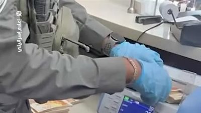 جنود الاحتلال يصادرون أموالًا من محل صرافة في رام الله (فيديو)