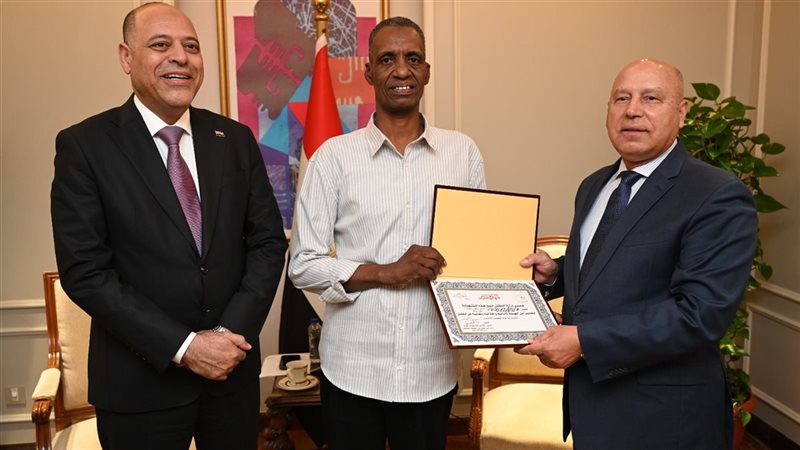 تكريم عامل مزلقان