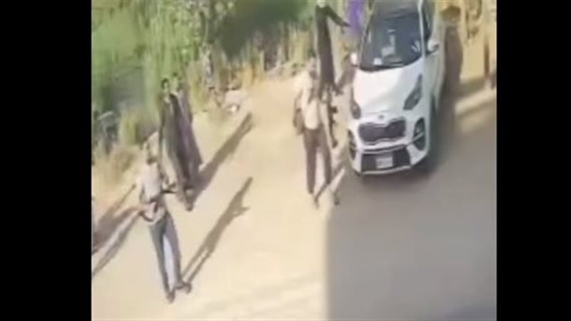 تهديد المارة بالأسلحة