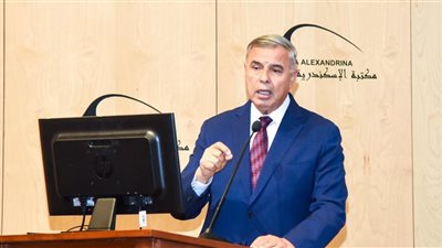 محافظ الإسكندرية يفتتح معرض الفنون التشكيلية المُقام بقصر ثقافة الأنفوشي ويكرم الفنانين المشاركين فيه