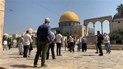 عشرات المستوطنين يقتحمون باحات المسجد الأقصى