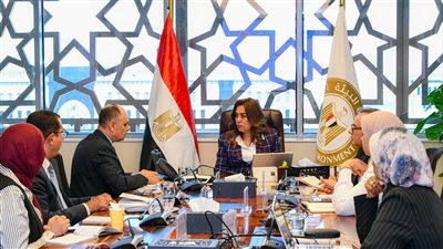 منال عوض تستعرض مع فريق عمل مشروع 