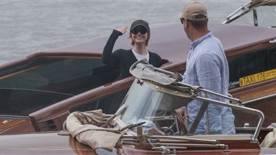 نجوم العالم يتوافدون على البندقية للمشاركة في فاعليات الدورة 82 من مهرجان فينيسيا (صور)