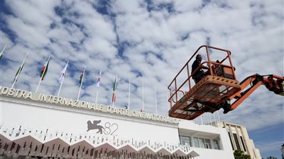 الاستعدادات النهائية لحفل افتتاح الدورة الـ82 من مهرجان فينيسيا السينمائي (صور)