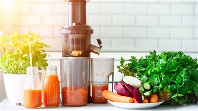 5 أصناف من الخضروات، عصيرها يحل كل مشاكل الشعر