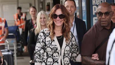 سترة جوليا روبرتس تلفت الأنظار في مهرجان فينيسيا السينمائي الدولي (صور)