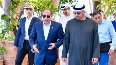 لحظة اصطحاب السيسي لـ بن زايد في جولة سياحية بالعلمين (فيديو) 
