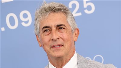 رئيس لجنة تحكيم مهرجان فينيسيا رافضًا التطرق لمأساة غزة: أنا هنا للتحدث عن السينما (فيديو) 