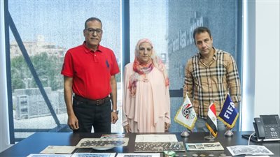 أسرة أسطورة الكرة المصرية عبد الكريم صقر تهدي أبرز مقتنياته لاتحاد الكرة