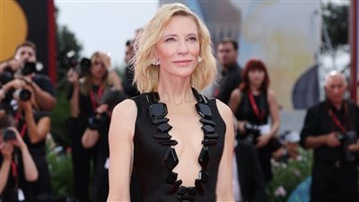 كيت بلانشيت تتألق بالأسود على السجادة الحمراء بمهرجان فينيسيا (صور)