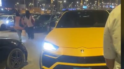 ياسمين رئيس تخطف الأنظار بسيارة لامبورجيني في العرض الخاص لفيلمها 