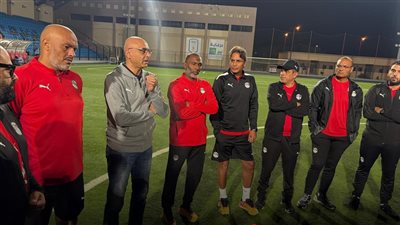 وليد درويش يجتمع بلاعبي منتخب الناشئين قبل انطلاق مران الفريق بمدينة أبها