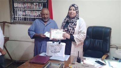 رئيس مدينة قويسنا تكرم عاملا لأمانته