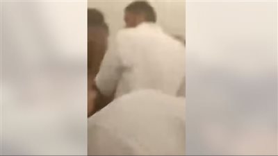 بطفايات وأنابيب غاز، مشـاجرة دامية بين أهالي عروسين وجاردات قاعة أفراح في بني سويف (فيديو)