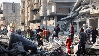 طيران الاحتلال يقصف منزلًا في حي تل الهوى جنوب غزة