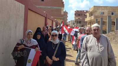 جولة الإعادة بانتخابات الشيوخ، علم مصر يزين طوابير التصويت أمام لجنة شبراقاص بالغربية (فيديو وصور)