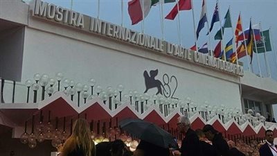 بدء توافد النجوم إلى السجادة الحمراء لمهرجان فينيسيا السينمائي (بث مباشر) 