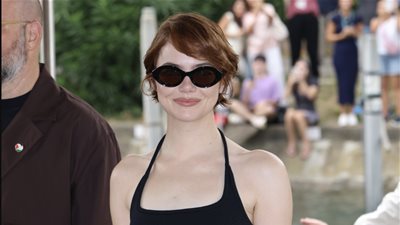 إيما ستون تصل فينيسيا للمشاركة في مؤتمر فيلم Bugonia