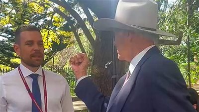 برلماني أسترالي غريب الأطوار، صرخ وهدد بضرب صحفي حاول تذكيره بأصوله العربية (فيديو)