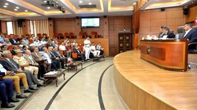 محافظ الدقهلية يبحث خطط الارتقاء بالخدمات وتحقيق الانضباط الميداني